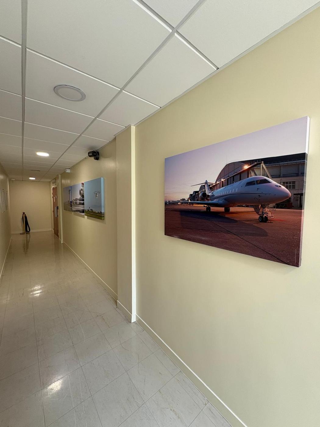 Couloir de bureaux repeint