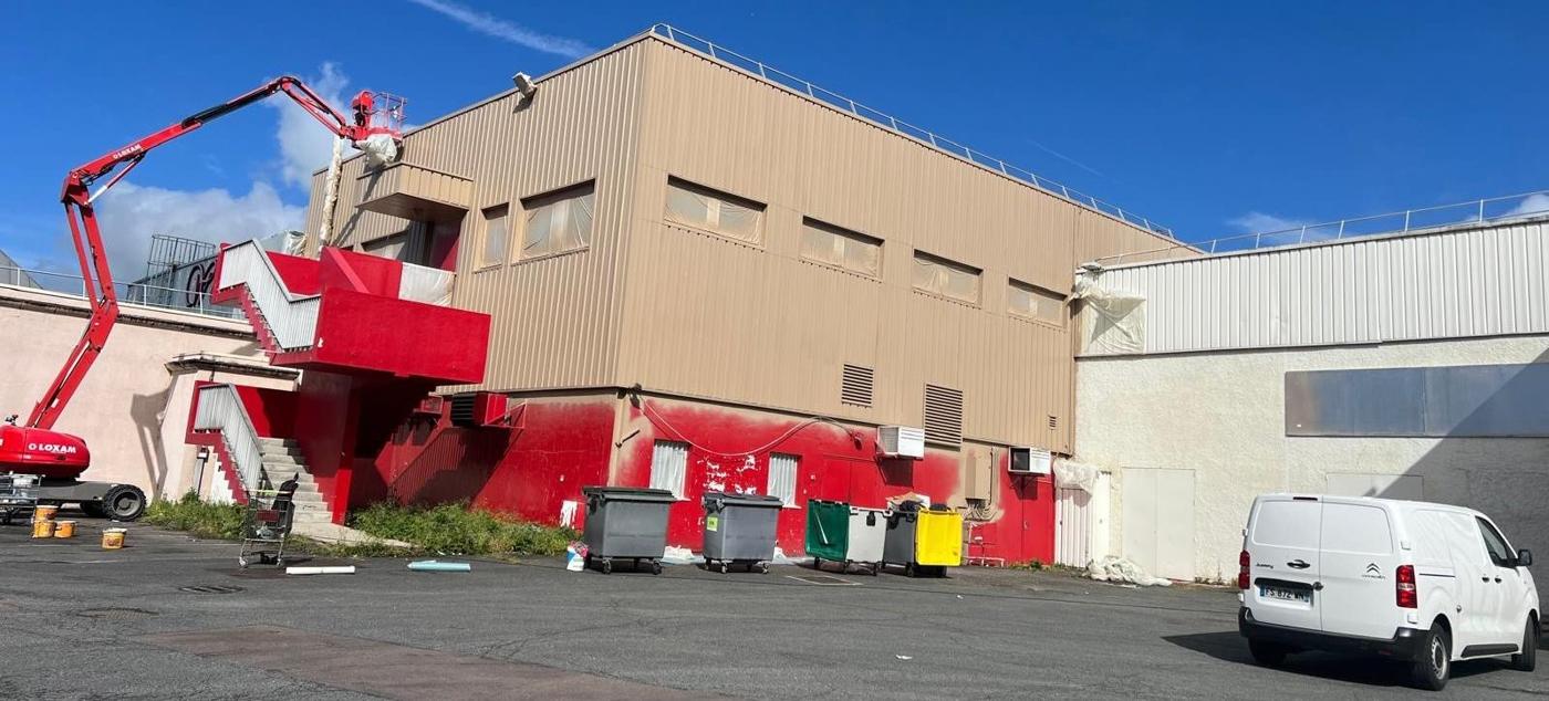 Façade d'hypermarché en cours de ravalement
