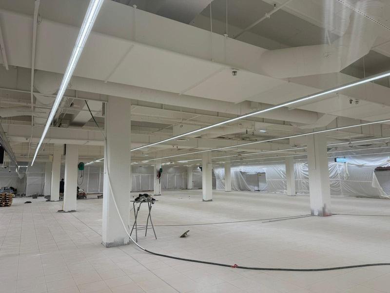 Plateau commercial en cours de mise en peinture, sols protégés