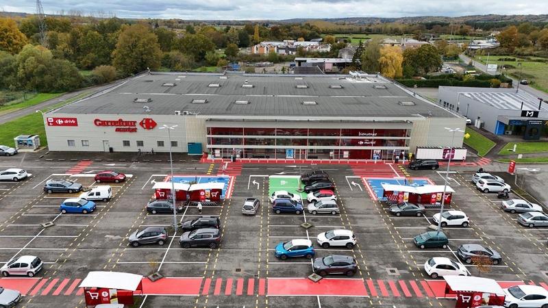 Parking de supermarché après marquage