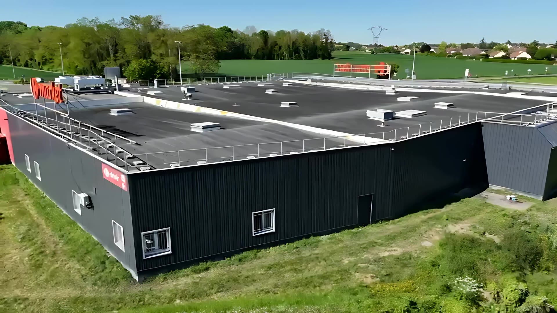 Vue drone d'un magasin Carrefour Market