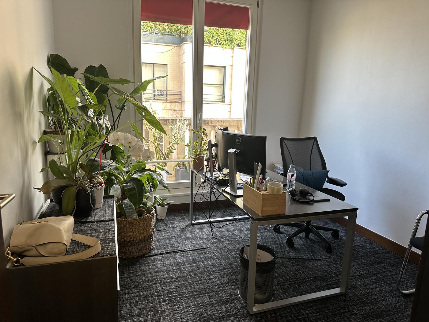 Bureau individuel avec moquette neuve
