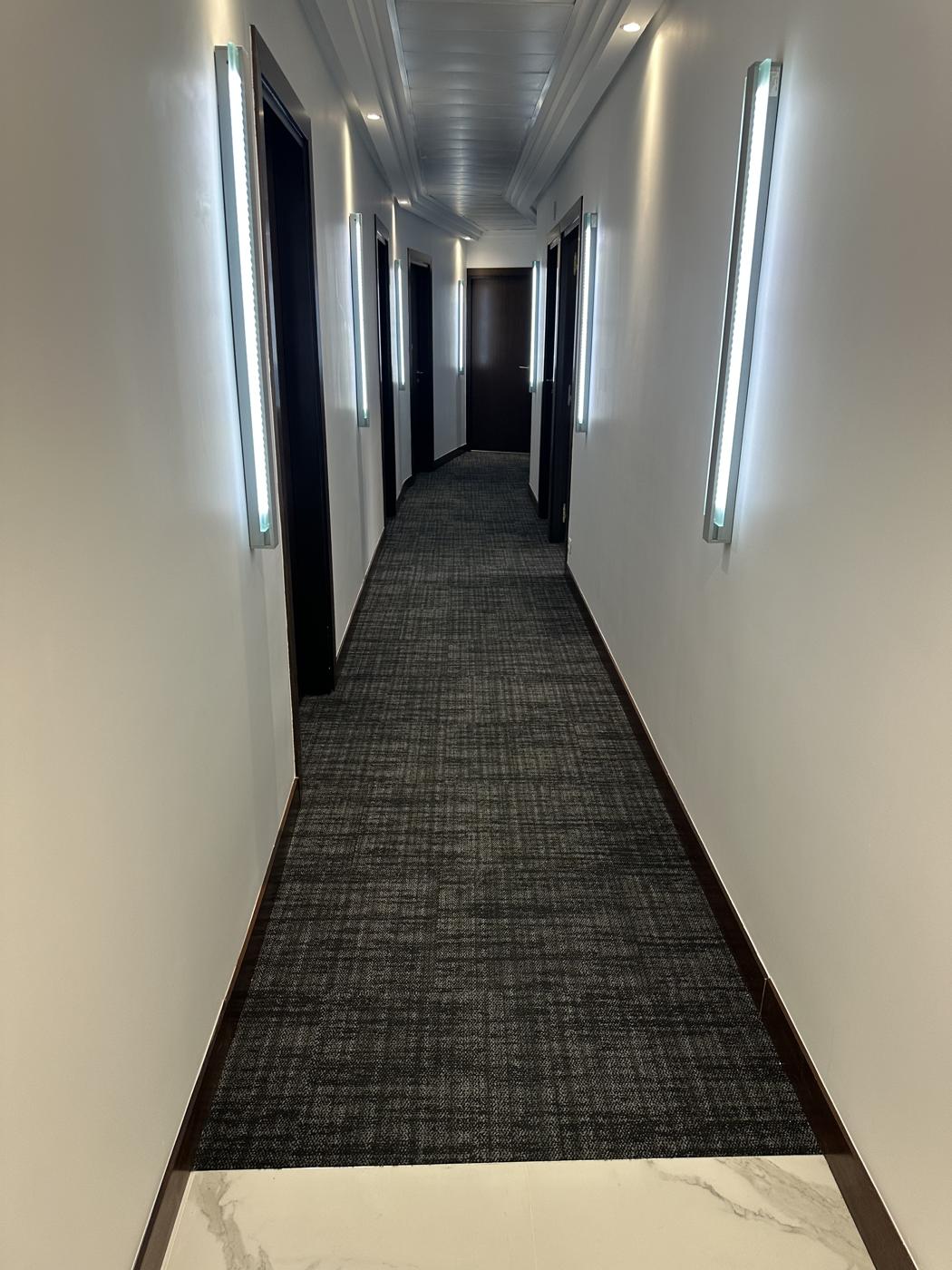 Couloir avec moquette neuve
