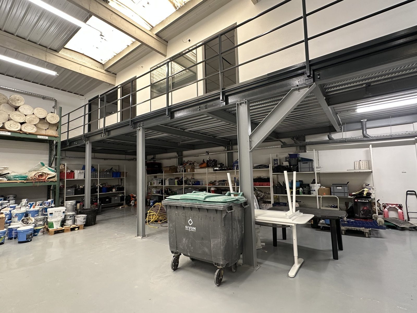 Dépôt avec mezzanine, rayonnages de peintures et matériel