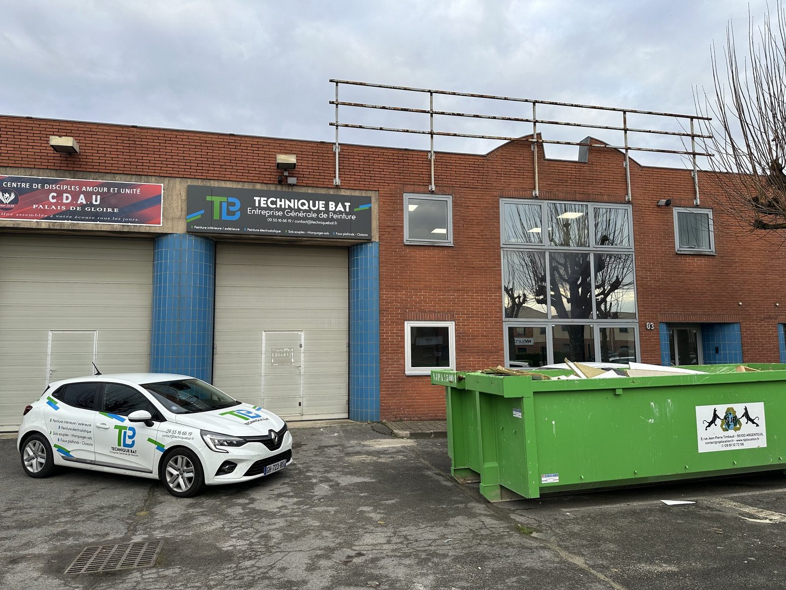 Façade des locaux TECHNIQUE BAT avec véhicule de service