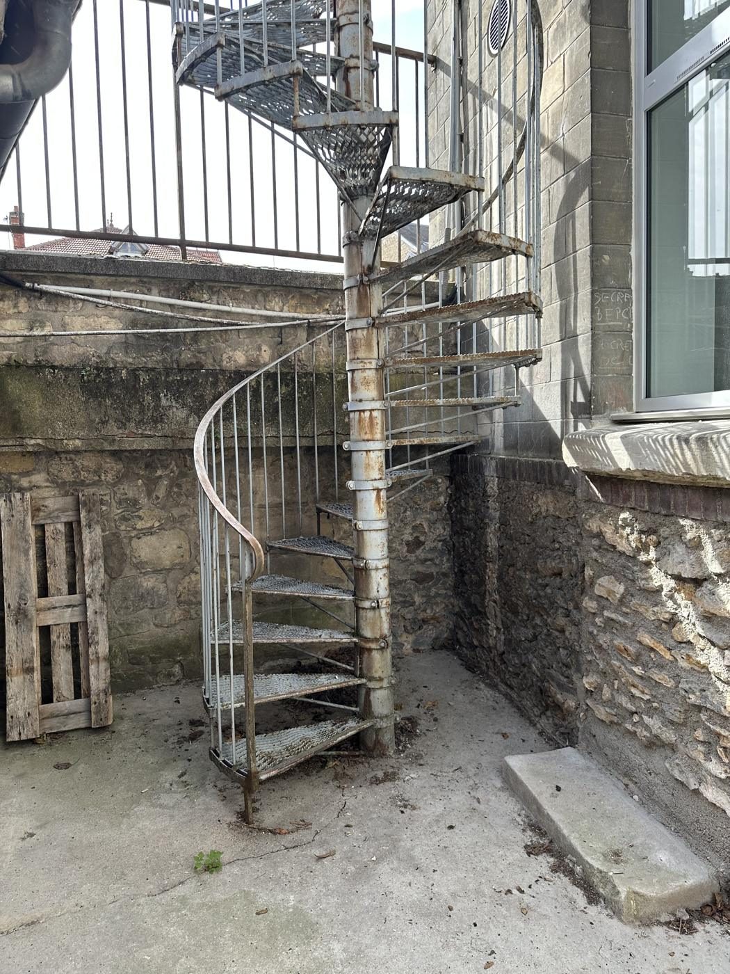 Escalier avant travaux, peinture écaillée