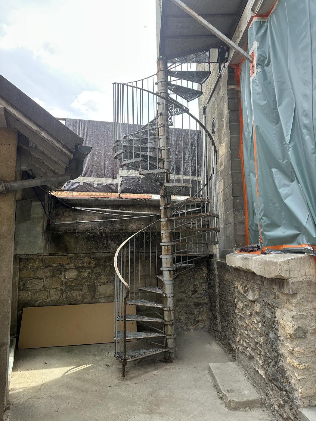 Façade protégée par des bâches