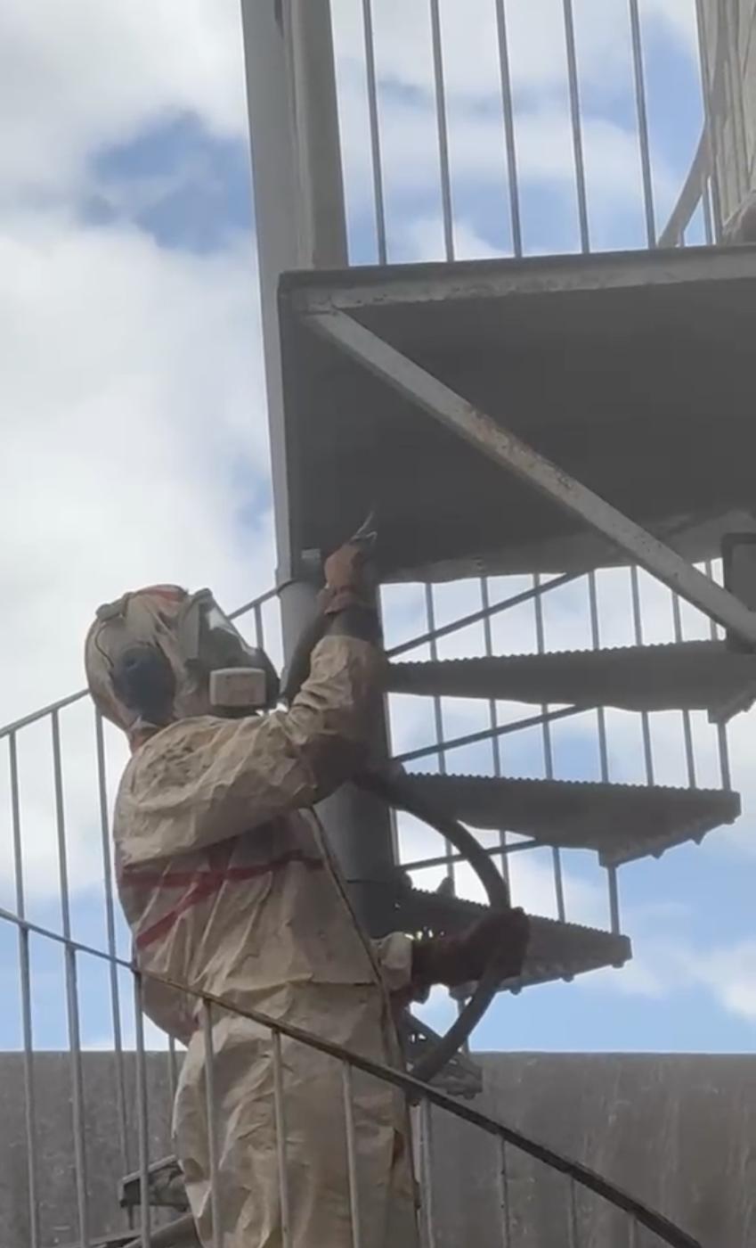 Opérateur pendant l'aérogommage