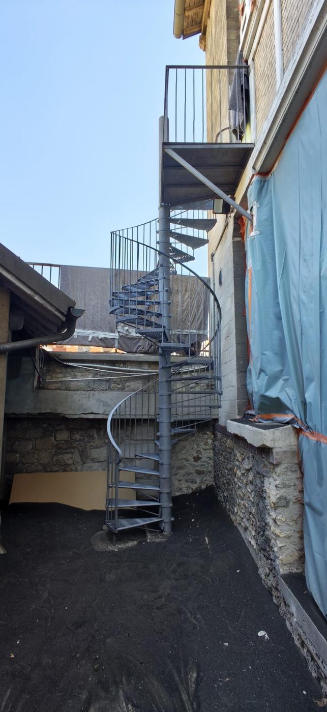 Escalier décapé jusqu'au métal