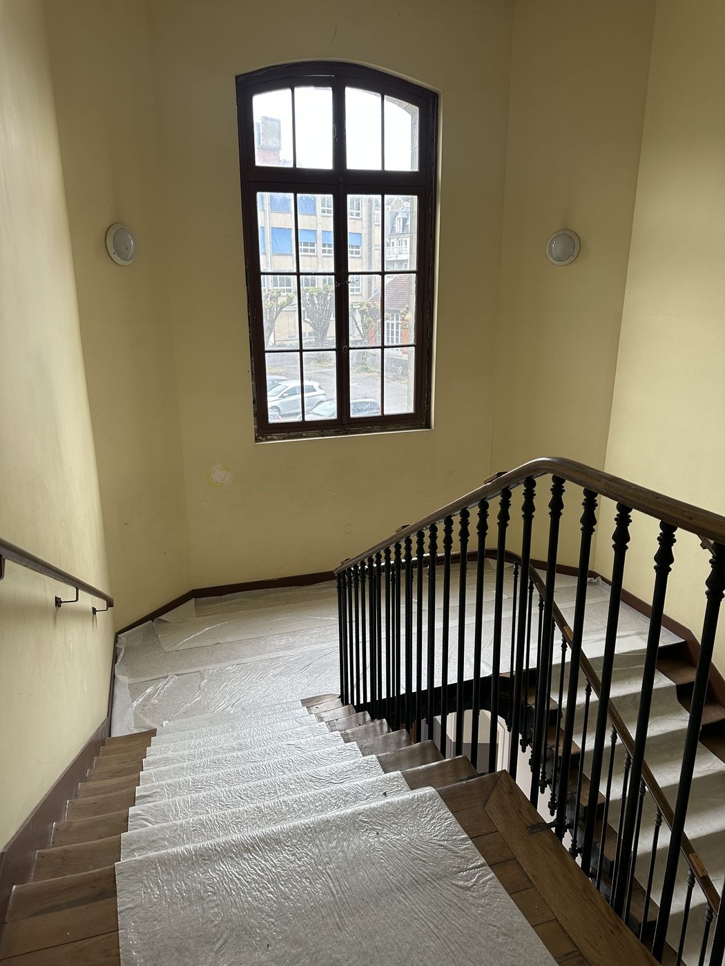 Cage d'escalier intérieure avec marches protégées