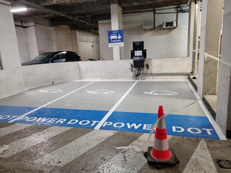 Places de recharge peintes en bleu
